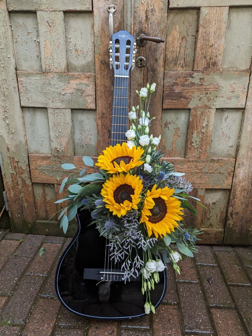 Begravningsdekoration formad som en gitarr
