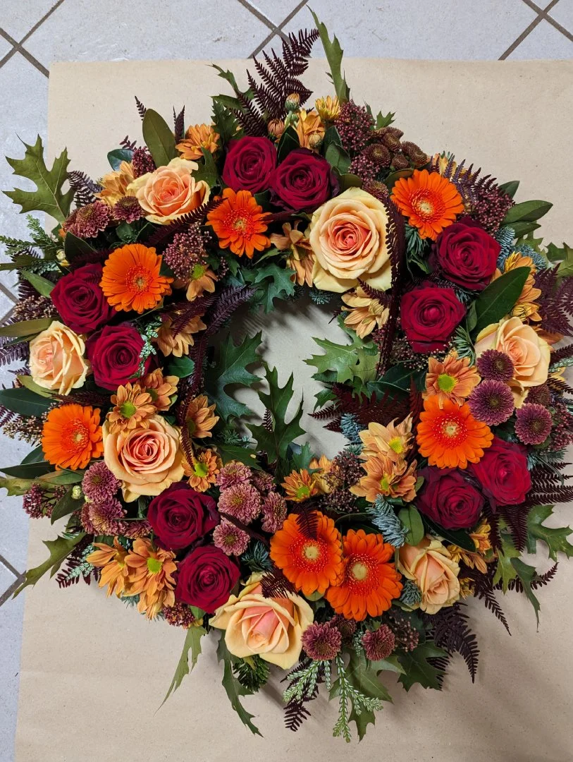 Höstkrans med blommor och bär